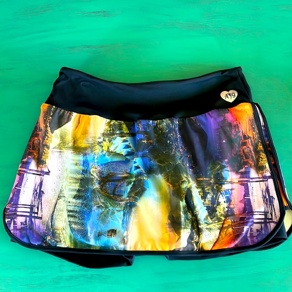 Alto Giro Glam Saia shorts light digital print. Size L. NWT